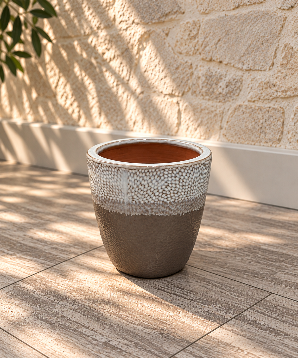 Petit pot EGG bicolore brun et blanc à finition émaillée, diamètre 18 cm et hauteur 14 cm — mise en scène assistée par IA.