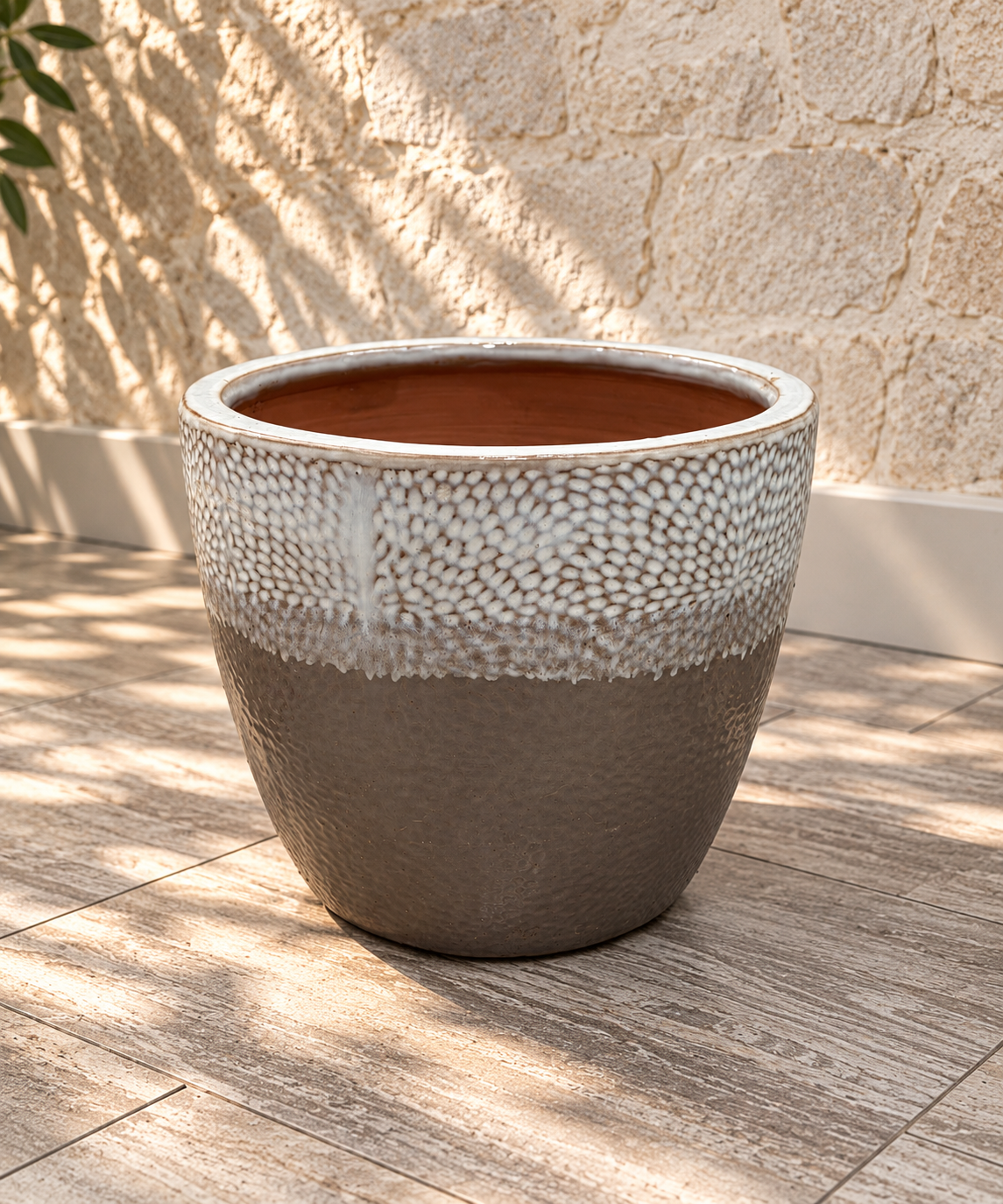 Pot EGG bicolore brun et blanc à finition émaillée, diamètre 24 cm et hauteur 22 cm — mise en scène assistée par IA.