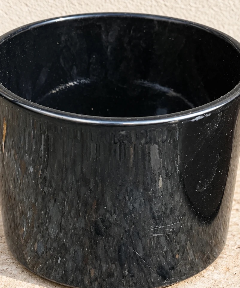 Pot cylindrique noir brillant, diamètre 16,5 cm et hauteur 14,5 cm
