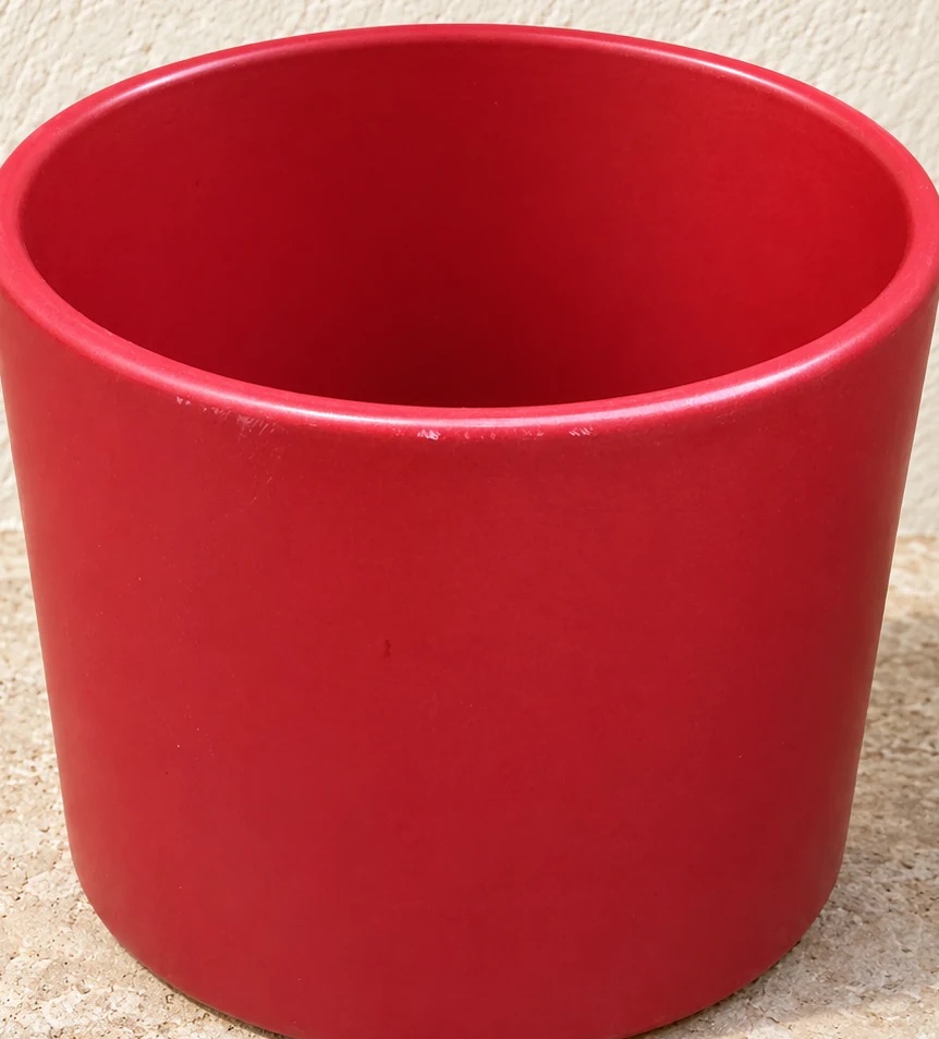 Pot cylindrique rouge mat, diamètre 16,5 cm et hauteur 14,5 cm
