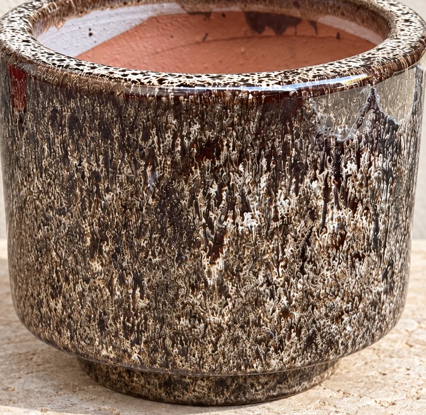 Pot cylindrique brun et crème moucheté sur petit pied, diamètre 24 cm et hauteur 19 cm