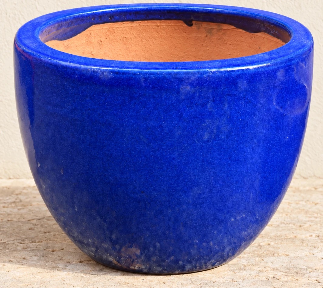 Grand pot arrondi bleu à finition émaillée, diamètre 38 cm et hauteur 32 cm