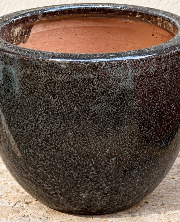 Pot arrondi brun foncé à finition émaillée mouchetée, diamètre 22 cm et hauteur 21 cm