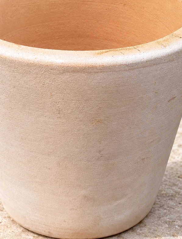 Pot arrondi à finition beige whitewash, diamètre 23 cm et hauteur 21 cm