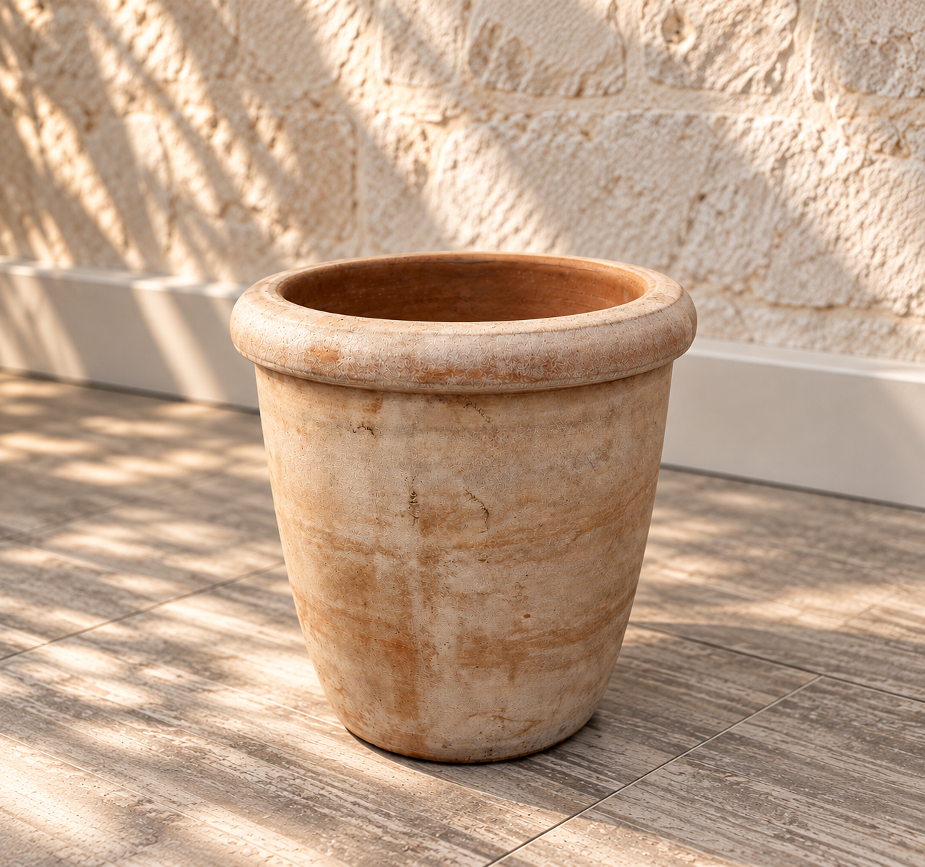 Petit pot MTerra rond en terre cuite patinée à rebord épais, diamètre 18 cm et hauteur 18 cm — mise en scène assistée par IA.