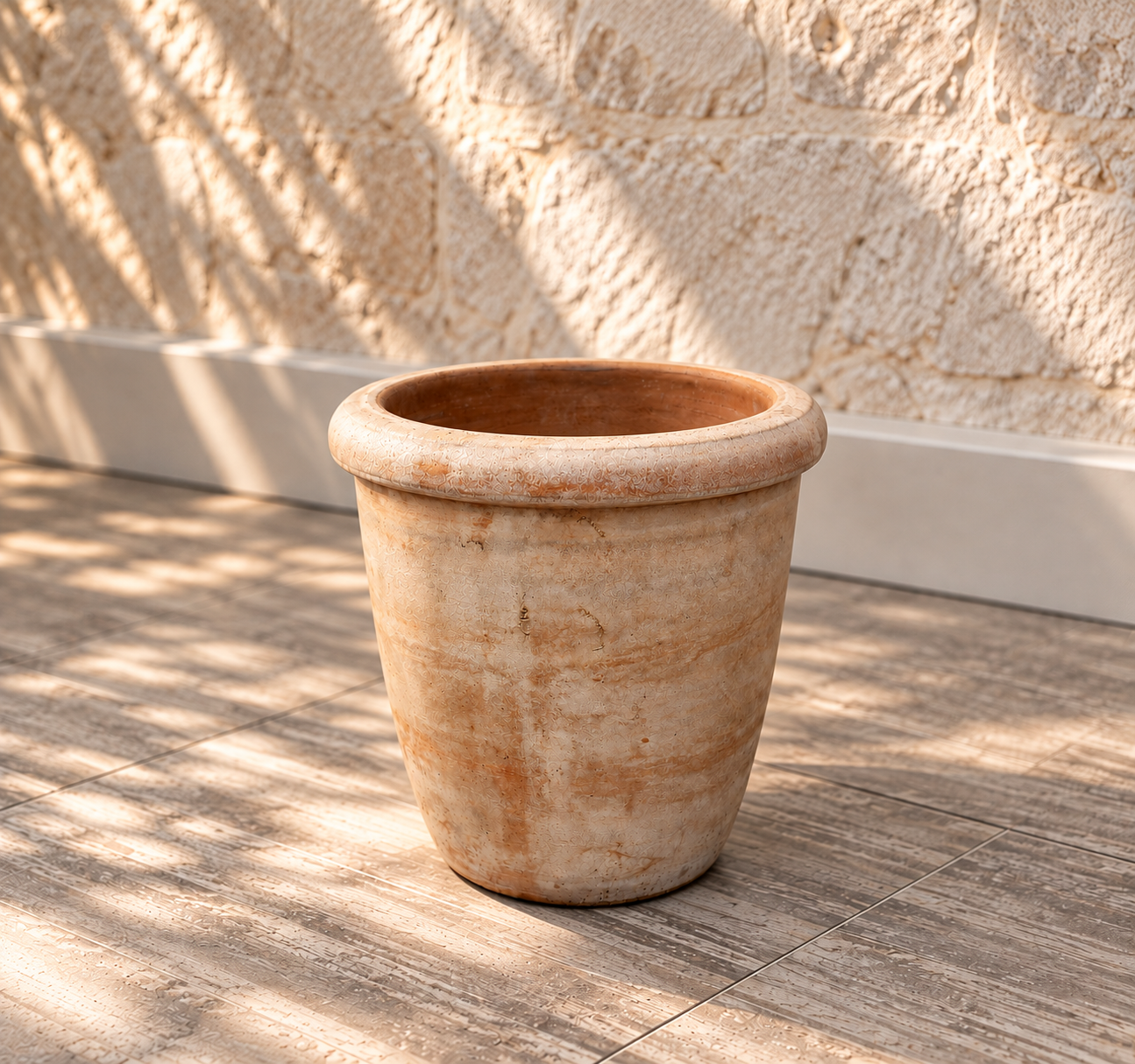 Pot MTerra rond en terre cuite patinée à rebord épais, diamètre 25 cm et hauteur 24 cm — mise en scène assistée par IA.