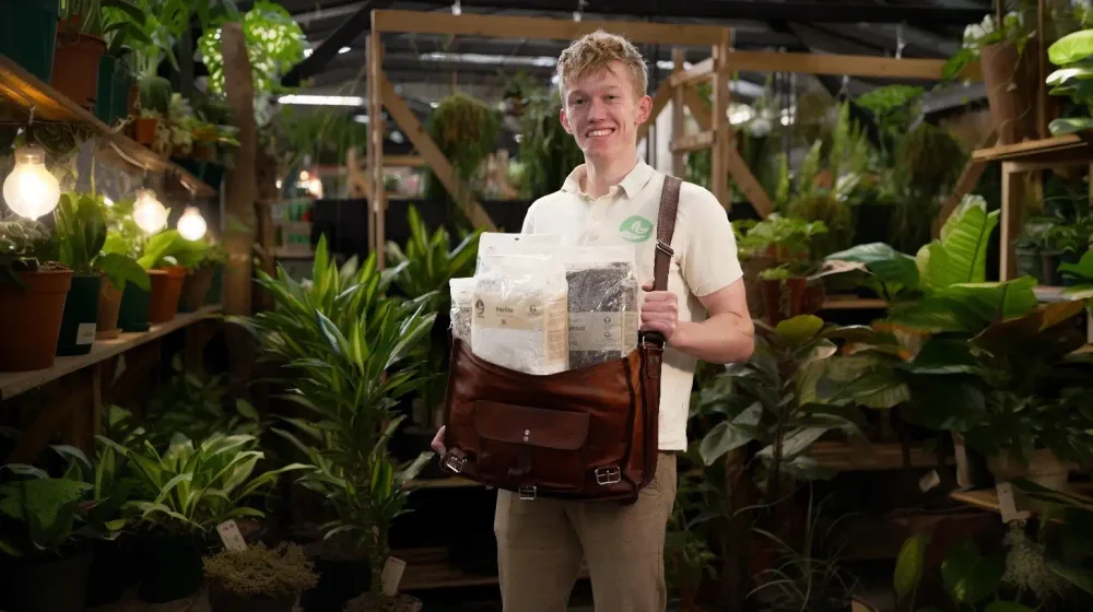 Présentation de sachets de perlite et de charbon Sybotanica dans un espace végétalisé