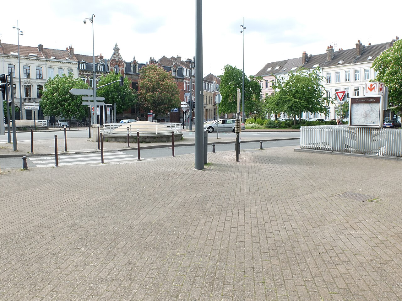 Place et accès de la station de métro Cormontaigne à Lille